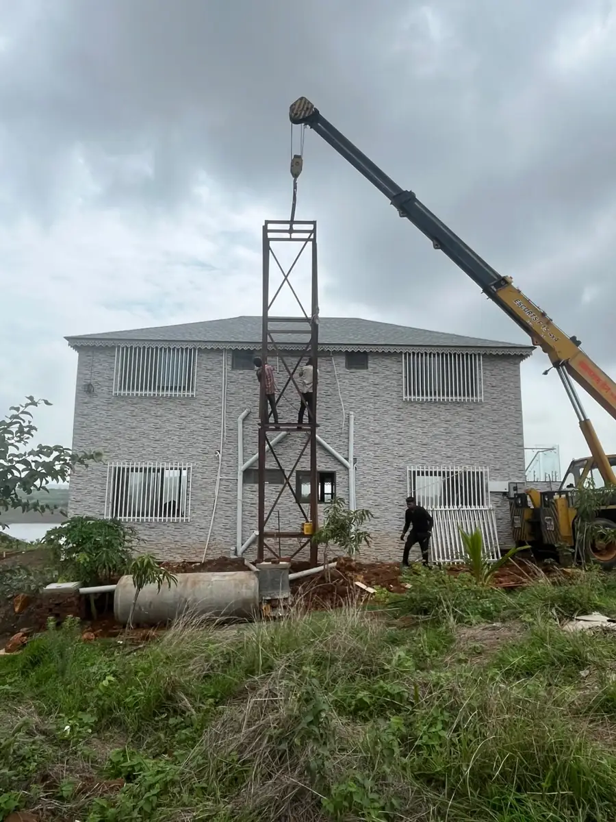 Watch tower and sky deck structure erected with a crane