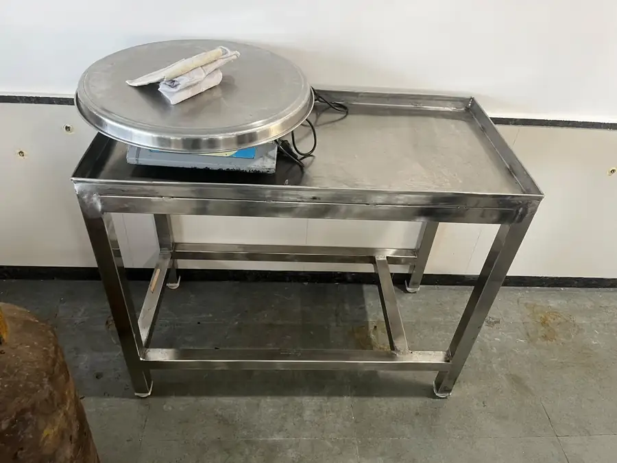 Stainless steel table with round top for weighing and packing