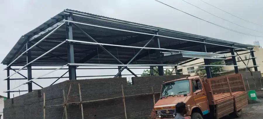 Clear-span shed roof structure with tie rods and bracing