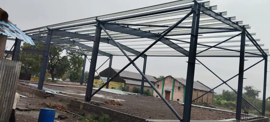 Gable end of a fabricated industrial shed frame