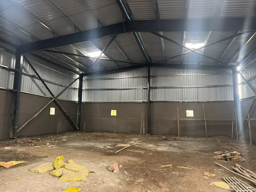 Light structure industrial unit interior with clear-span roof