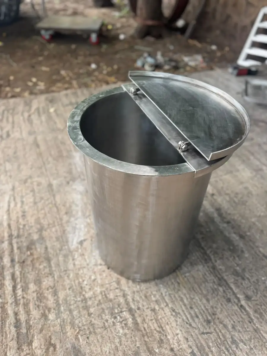 Open-top stainless steel process tank with rolled edge