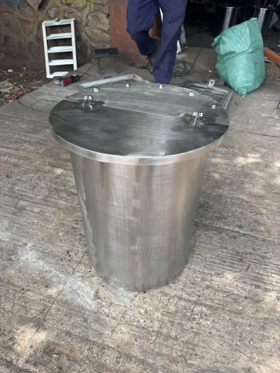 Stainless steel process tank with hinged lid and clamps